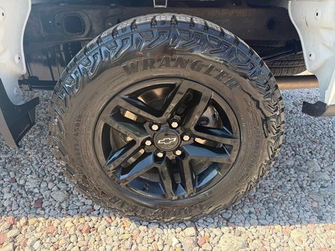Used 2024 Chevrolet Silverado 1500 Custom Trail Boss w/ LPO, Dark Essentials Package AWD/4WD image 10