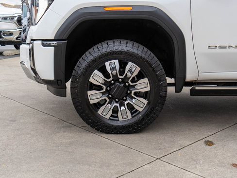 Used 2024 GMC Sierra 3500 Denali w/ Technology Package image 32