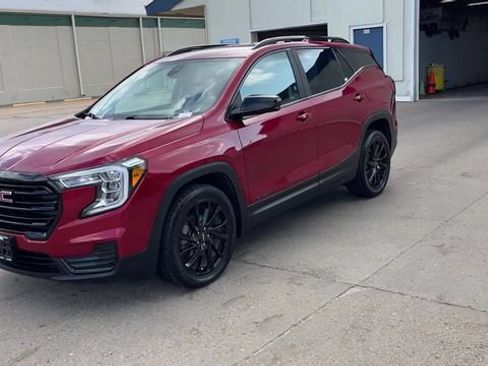 Used 2023 GMC Terrain SLE w/ Driver Convenience Package FWD image 4