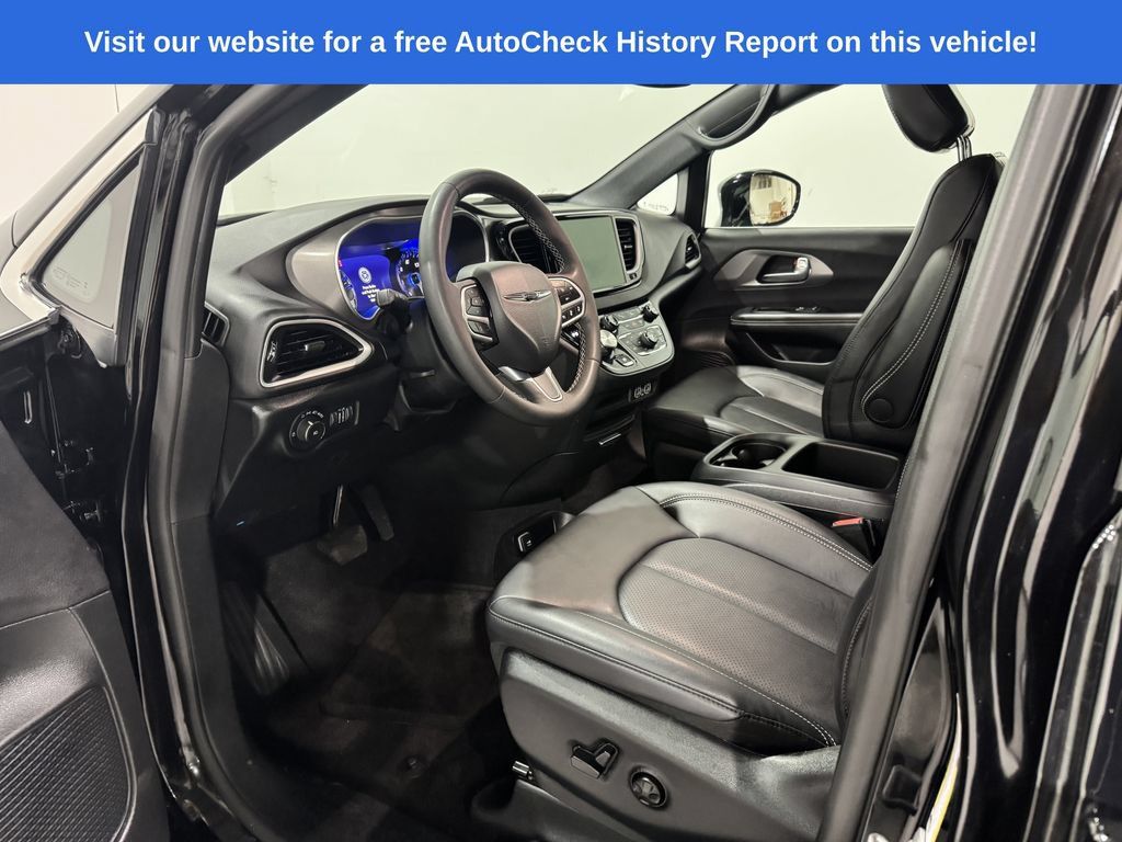 Used 2025 Chrysler Pacifica Select FWD image 15