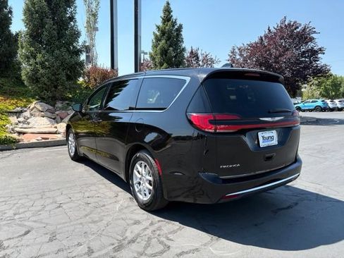 Used 2024 Chrysler Pacifica Touring-L FWD image 4