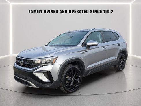 Certified 2023 Volkswagen Taos SE w/ Panoramic Sunroof Package image 2