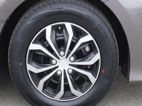 Used 2019 Toyota Camry LE image 5