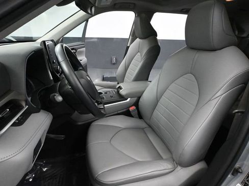 Used 2021 Toyota Highlander XLE image 23