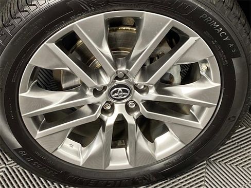 Used 2019 Toyota RAV4 XLE Premium image 32