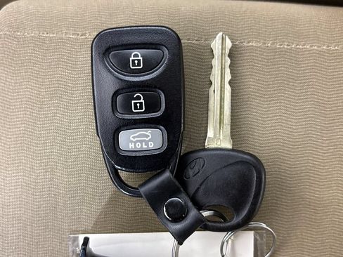 Used 2010 Hyundai Elantra GLS FWD image 23