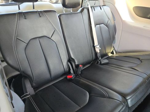 Used 2023 Chrysler Pacifica Touring-L FWD image 16