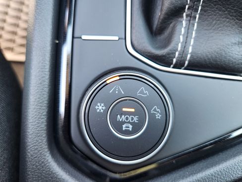 New 2025 Volkswagen Taos SE image 32