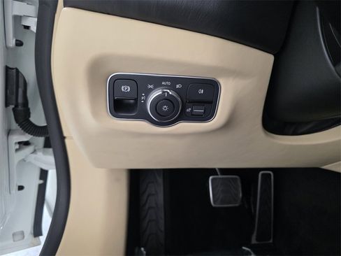 Used 2023 Aston Martin DB11 Coupe image 23