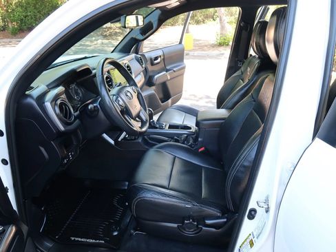 Used 2018 Toyota Tacoma TRD Sport w/ Technology Package image 17