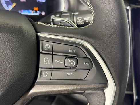 Used 2025 Jeep Grand Cherokee Limited w/ Black Appearance Package image 28