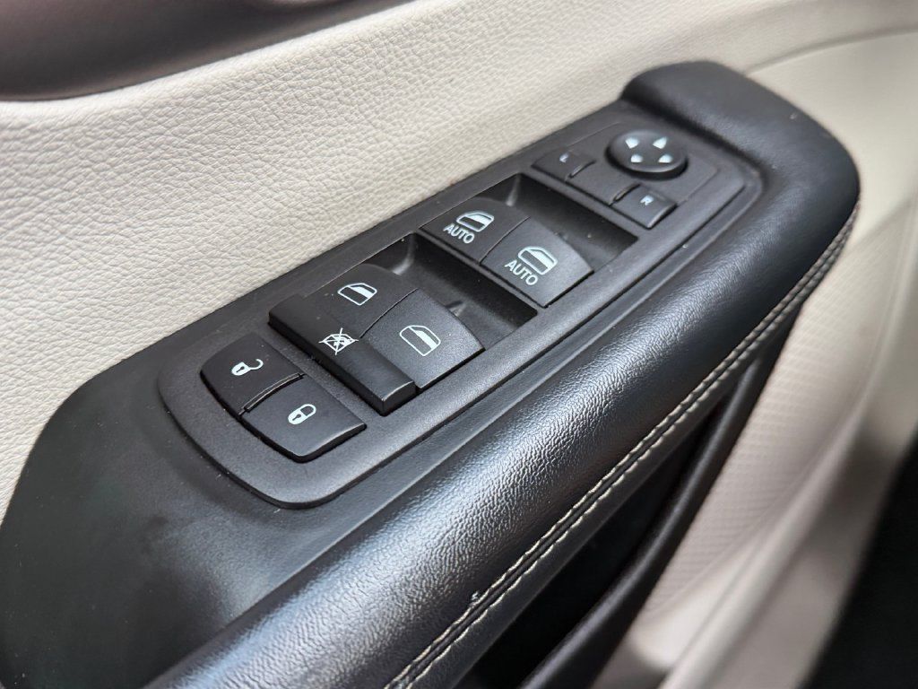 Used 2021 Chrysler Voyager Lxi FWD image 23