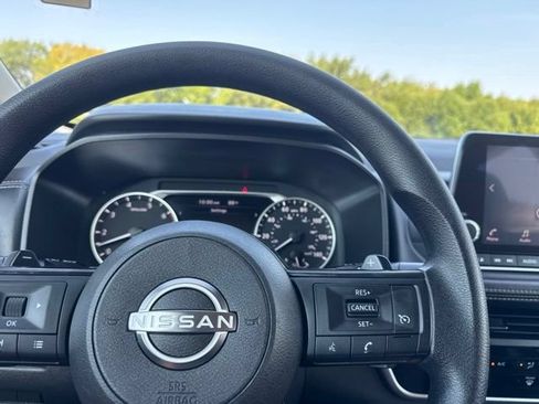 Used 2024 Nissan Rogue S AWD/4WD image 9