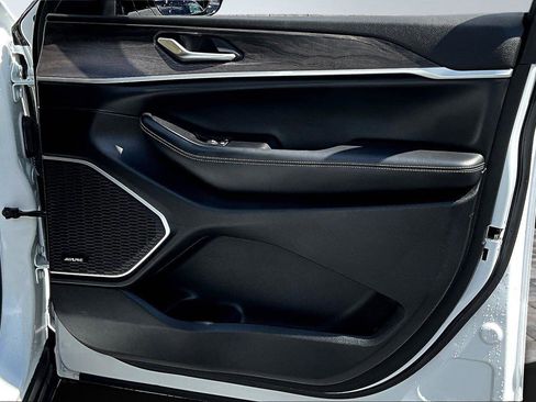 Used 2023 Jeep Grand Cherokee 4WD 4xe image 24