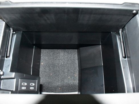 Used 2025 Toyota Sienna XLE FWD image 22