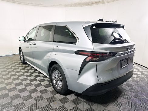 Used 2023 Toyota Sienna XLE image 5