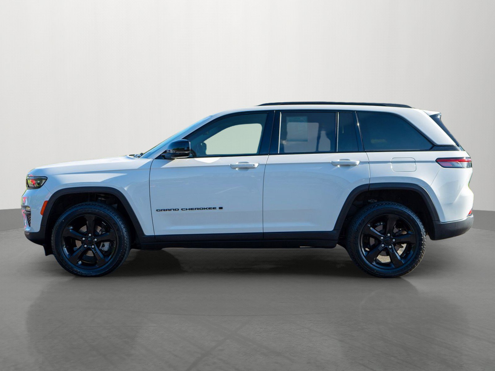 Used 2023 Jeep Grand Cherokee Limited w/ Black Appearance Package AWD/4WD image 4