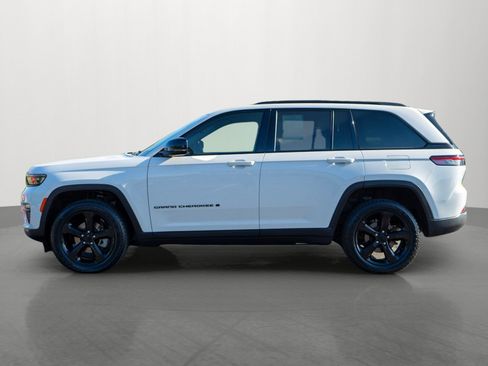Used 2023 Jeep Grand Cherokee Limited w/ Black Appearance Package AWD/4WD image 4