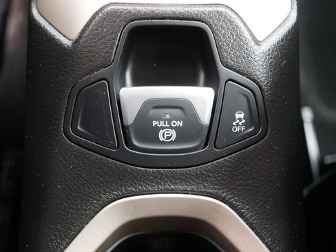 Used 2017 Jeep Renegade Latitude w/ Cold Weather Group image 32