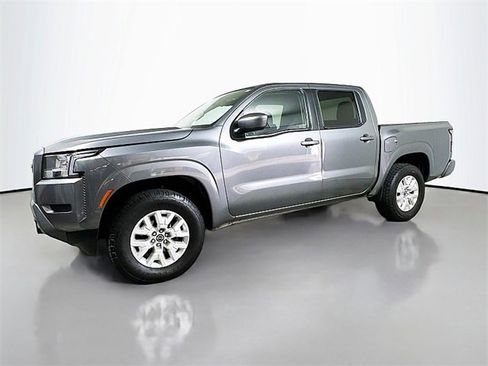 Used 2023 Nissan Frontier SV image 3