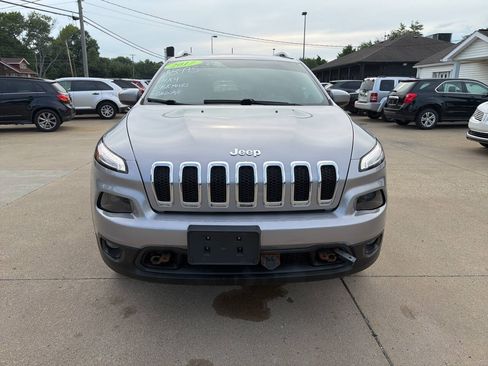 Used 2017 Jeep Cherokee Latitude w/ Comfort/Convenience Group AWD/4WD image 3