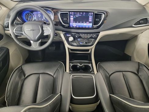 Used 2023 Chrysler Pacifica Limited AWD/4WD image 21