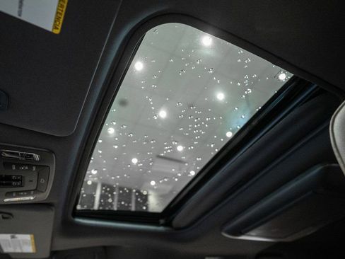 Used 2022 Toyota Sienna Limited image 19