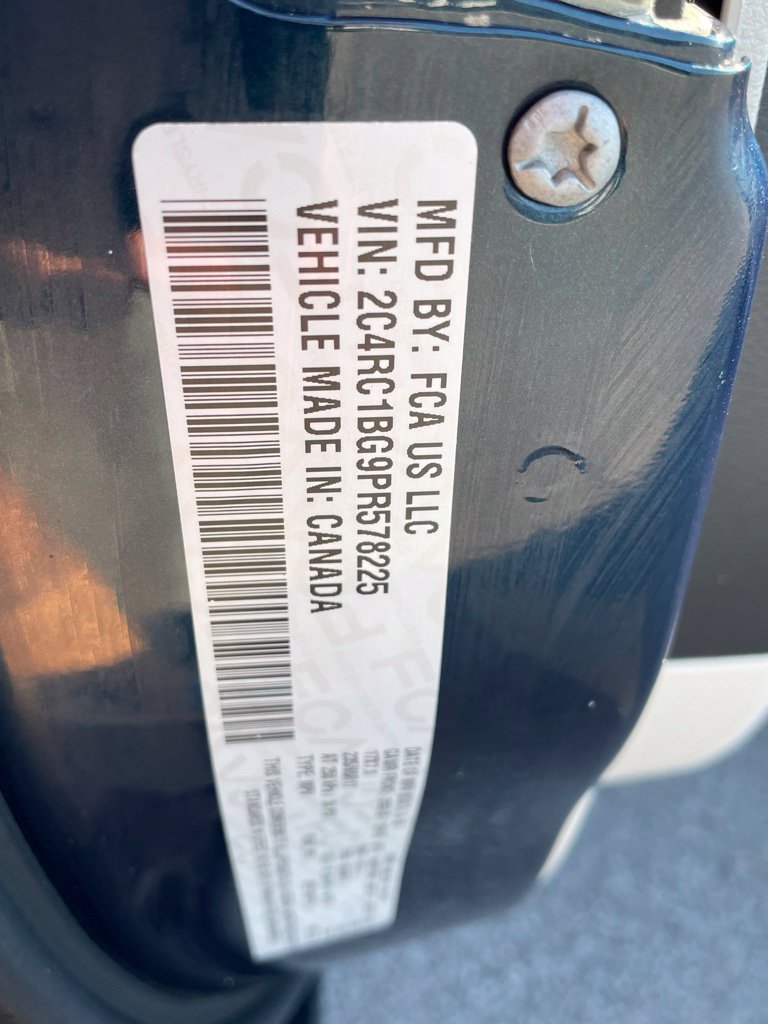 Used 2023 Chrysler Pacifica Touring-L FWD image 31