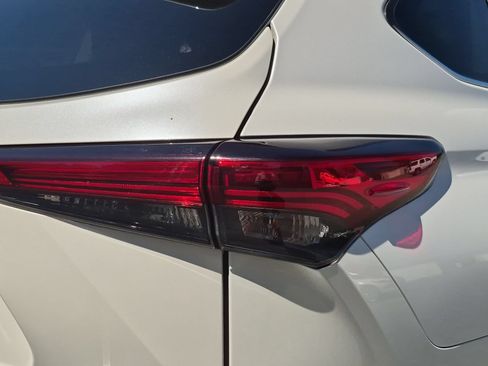 Used 2021 Toyota Highlander Platinum FWD image 11