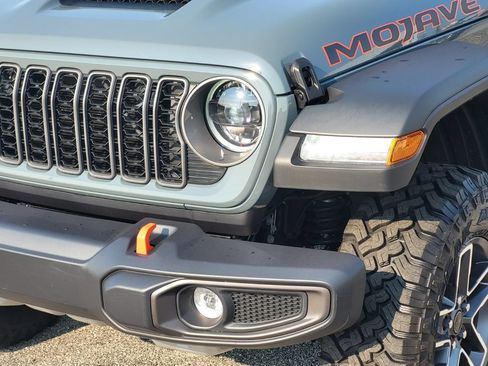 Used 2026 Jeep Gladiator Mojave AWD/4WD image 7
