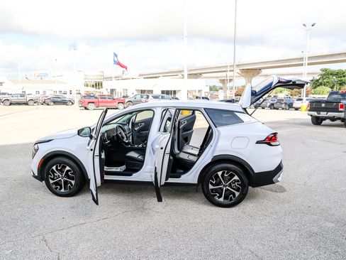 Used 2025 Kia Sportage EX FWD image 11
