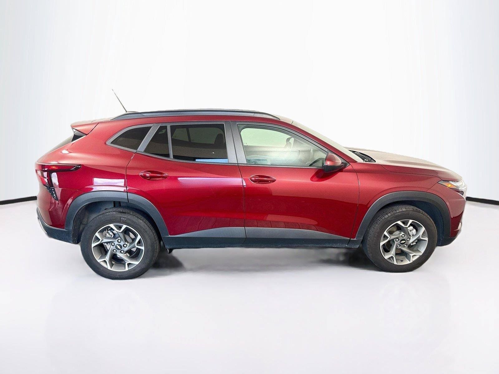 Used 2025 Chevrolet Trax LT FWD image 6