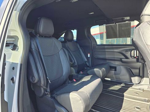 Certified 2025 Toyota Sienna Limited image 15