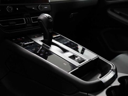 Certified 2026 Porsche Macan AWD/4WD image 29