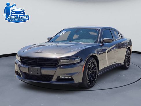 Used 2017 Dodge Charger SXT RWD image 3