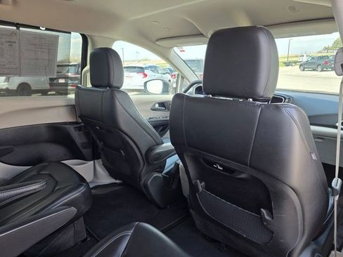 Used 2023 Chrysler Pacifica Touring-L FWD image 14