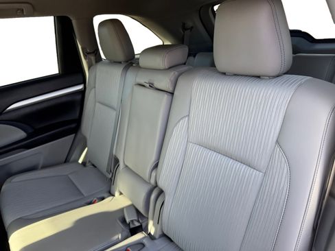 Used 2017 Toyota Highlander Plus image 16