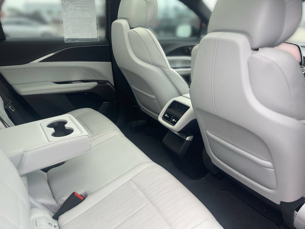 Certified 2024 Cadillac Lyriq Luxury AWD/4WD image 39
