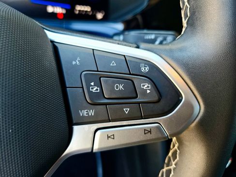 Used 2023 Volkswagen Taos SE w/ Black Wheel Package FWD image 11