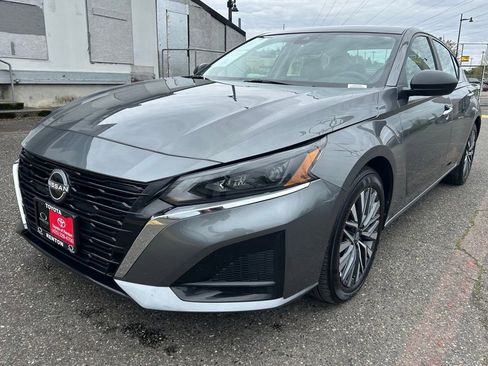 Used 2025 Nissan Altima 2.5 SV FWD image 1