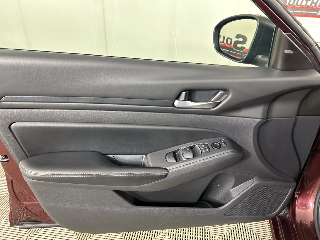 Used 2024 Nissan Altima 2.5 SV FWD image 11