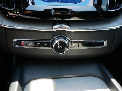 Certified 2025 Volvo XC60 B5 Plus AWD/4WD image 20