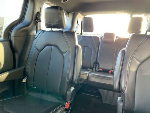 Used 2025 Chrysler Pacifica Select image 42