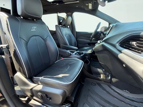 Used 2020 Chrysler Pacifica Limited FWD image 43