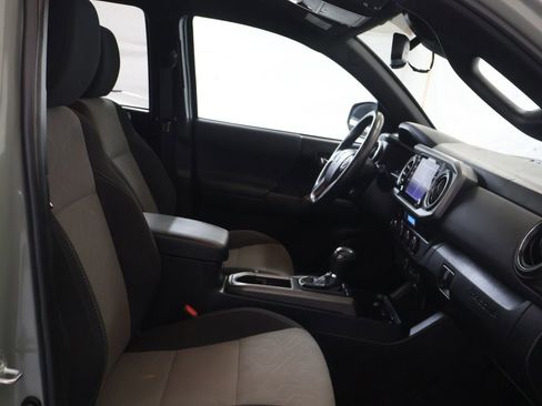 Used 2022 Toyota Tacoma TRD Sport w/ Technology Package image 9