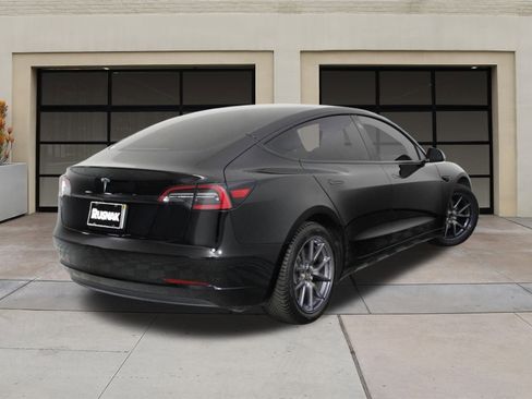Used 2023 Tesla Model 3 Standard Range image 4