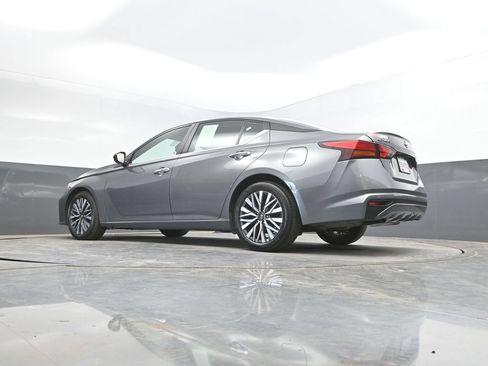 Used 2025 Nissan Altima 2.5 SV FWD image 37