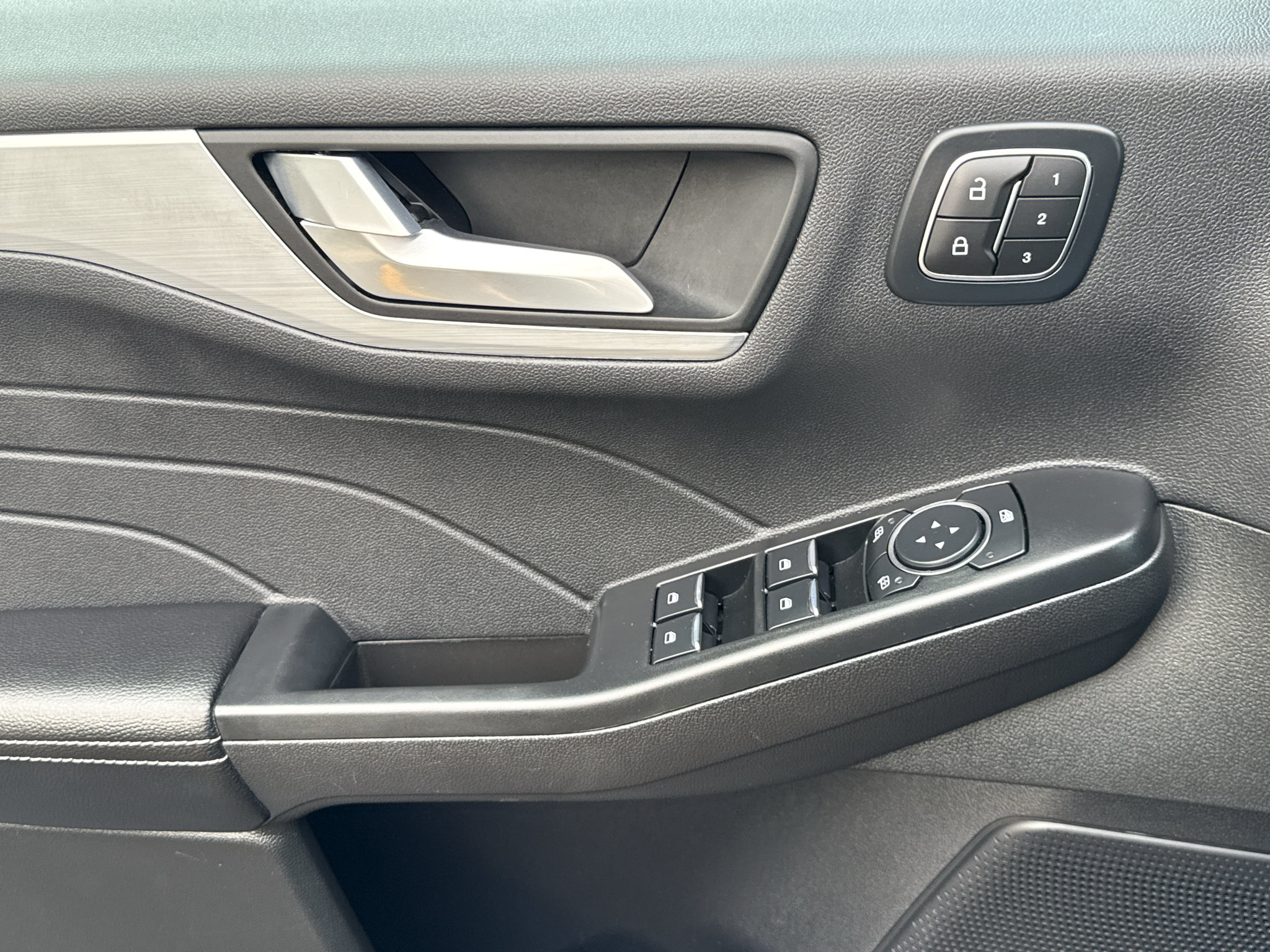 Used 2025 Ford Escape Platinum AWD/4WD image 28