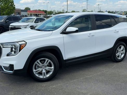 Used 2024 GMC Terrain SLE FWD image 3