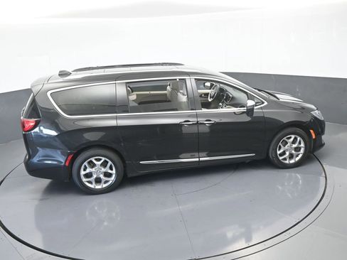 Used 2019 Chrysler Pacifica Limited image 56